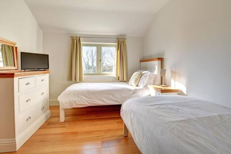 Nice apartment in villa for 4 people with WIFI, TV, patio and parking