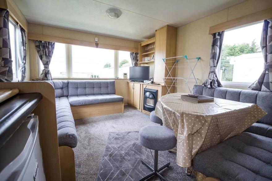 Brilliant caravan with games console at Southview Holiday Park ref 33096F