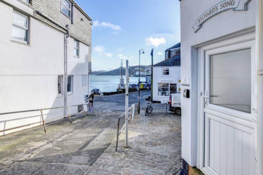 Stunning private villa for 6 guests with WIFI, TV, pets allowed and parking