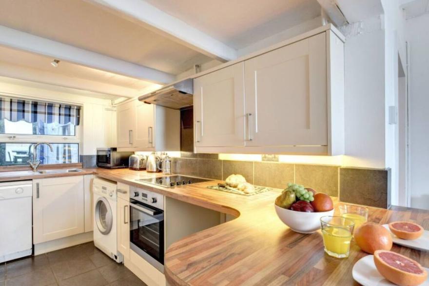 Stunning private villa for 6 guests with WIFI, TV, pets allowed and parking