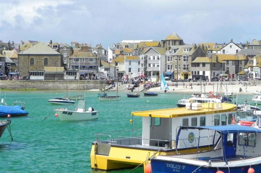 Stunning private villa for 6 guests with WIFI, TV, pets allowed and parking