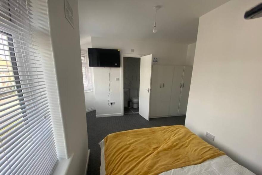 Remarkable 5 bedroom 5 Bathroom House in Coventry