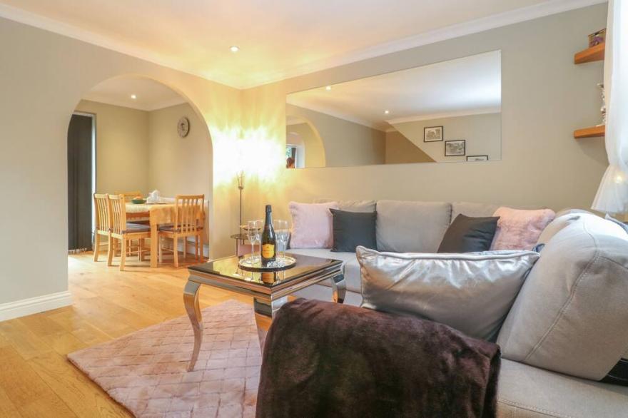 THE SEVENTEEN, family friendly, with a garden in Bourton-On-The-Water