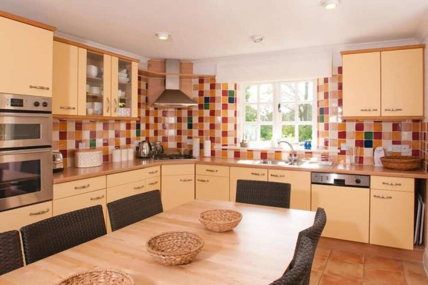 HOMEFIELD HOUSE, family friendly, with a garden in Thurlestone