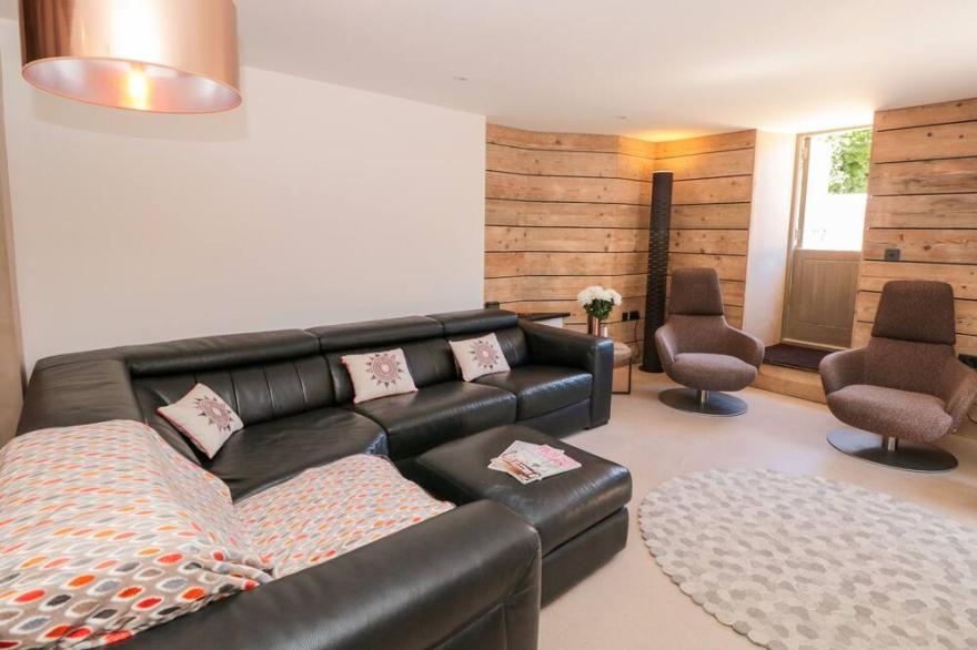 THE OLD CIDER BARN, pet friendly, with a garden in Hope Cove