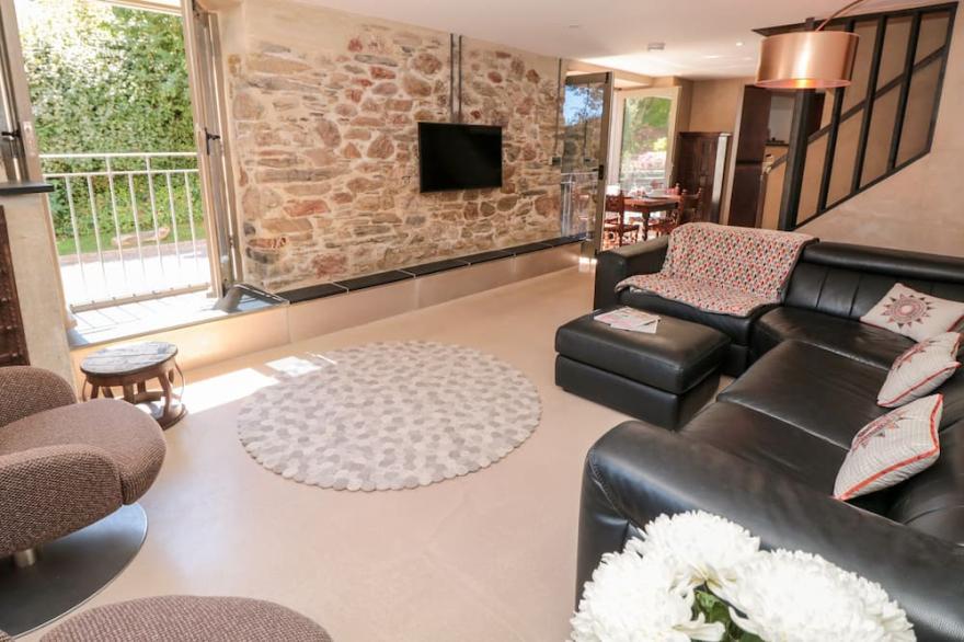 THE OLD CIDER BARN, pet friendly, with a garden in Hope Cove