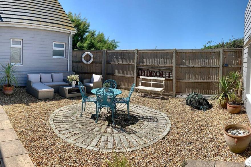 THE HIDEOUT, pet friendly, country holiday cottage in Selsey