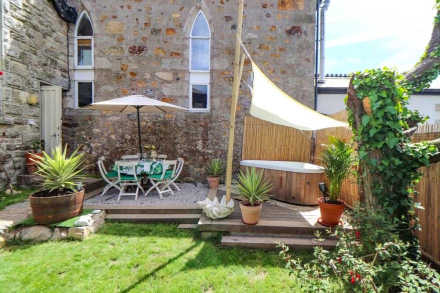 RONCON'S VILLA, pet friendly, with hot tub in Goldsithney