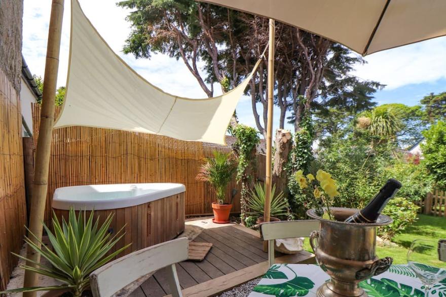 RONCON'S VILLA, pet friendly, with hot tub in Goldsithney