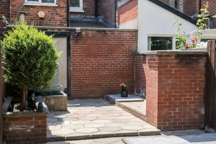 NUMBER 91, pet friendly, with open fire in Belfast, County Antrim