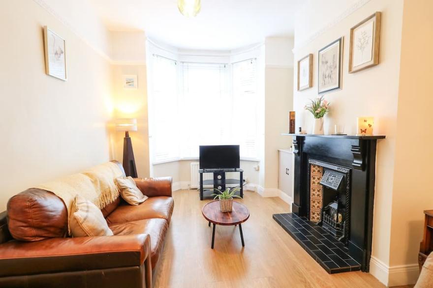 NUMBER 91, pet friendly, with open fire in Belfast, County Antrim
