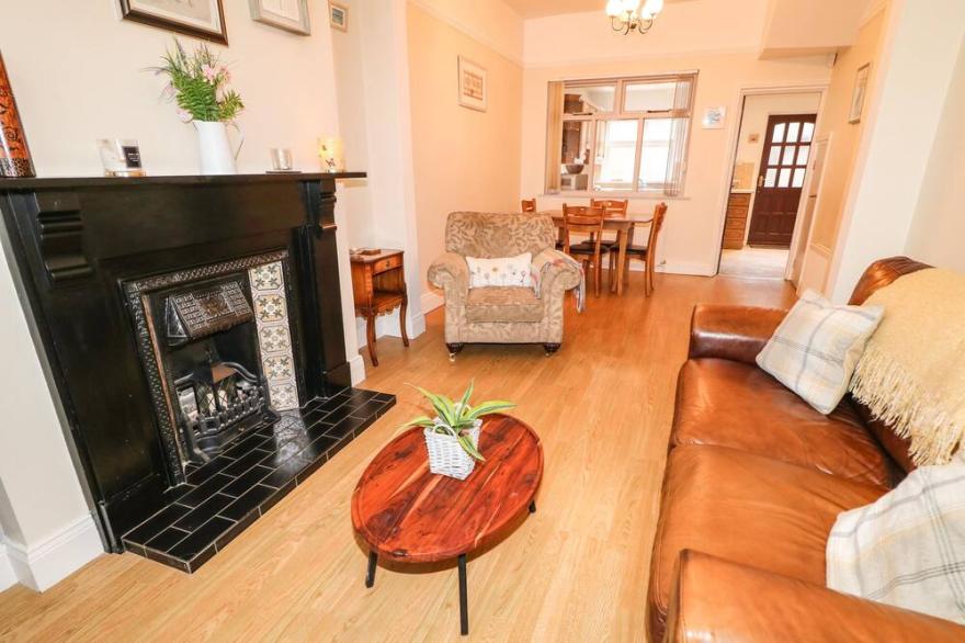 NUMBER 91, pet friendly, with open fire in Belfast, County Antrim