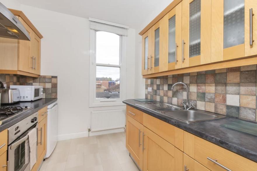 Portland Apartment - sleeps 3 guests  in 2 bedrooms