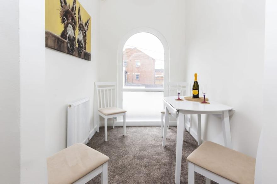 Portland Apartment - sleeps 3 guests  in 2 bedrooms