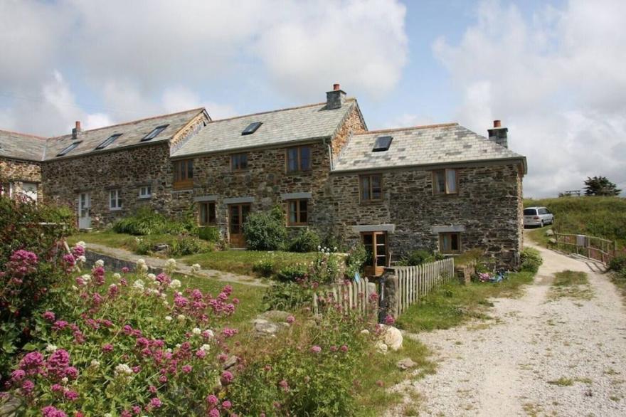 Beautiful hand crafted cottage 5 minutes from sandy beach and rugged coastline!