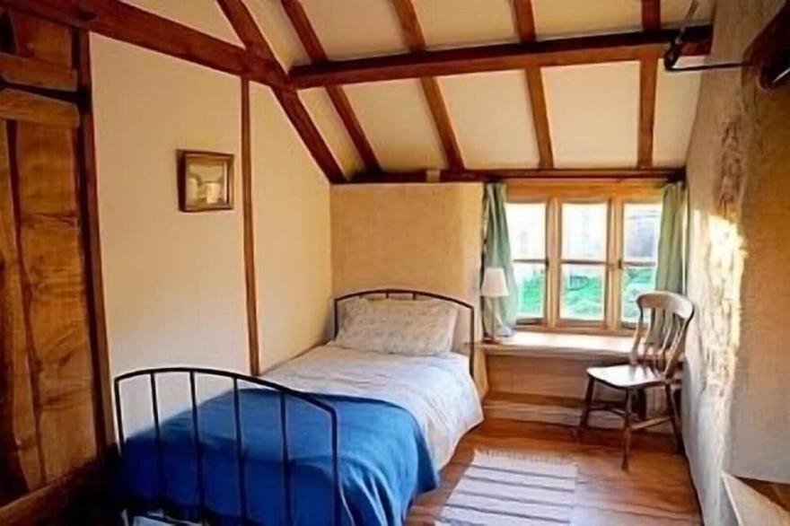 Beautiful hand crafted cottage 5 minutes from sandy beach and rugged coastline!