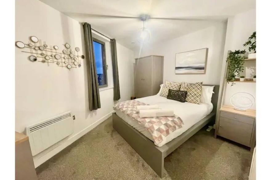 Chic Leeds City Apartment, Free Parking, Balcony