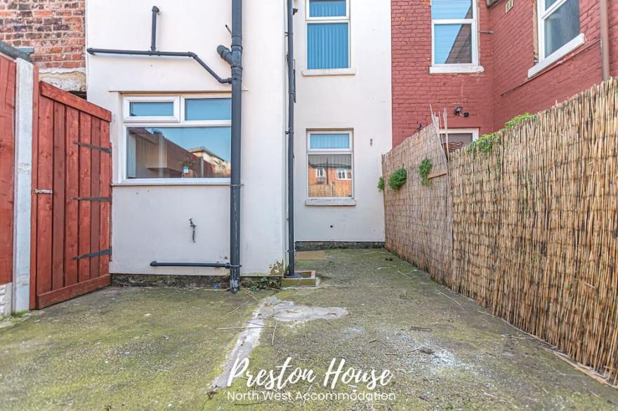 ✔3BR House✔Preston✔Comfy LivingRoom✔StreetParking✔FreeWIFI