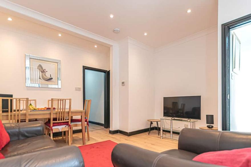 ✔3BR House✔Preston✔Comfy LivingRoom✔StreetParking✔FreeWIFI