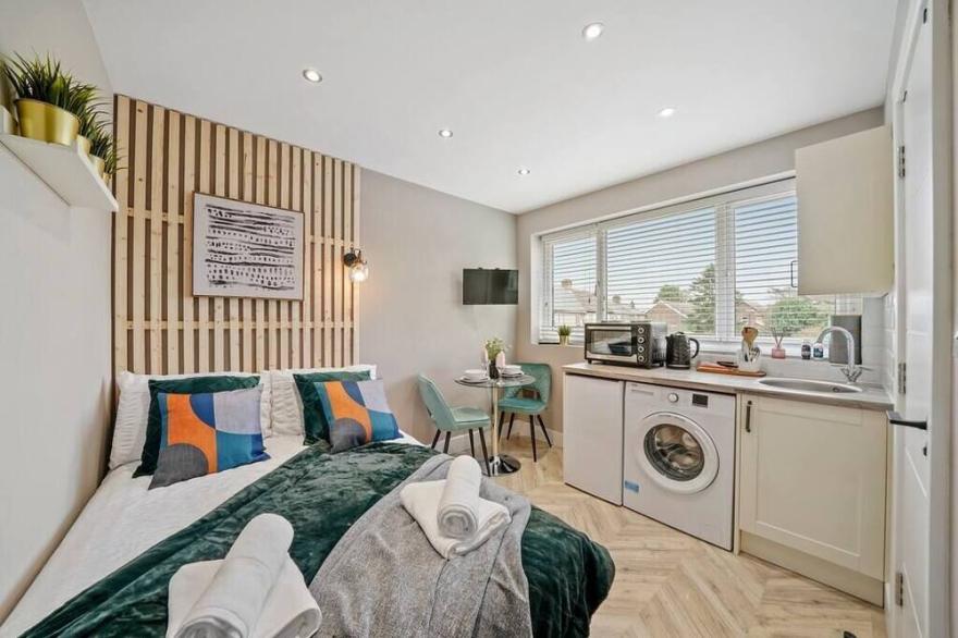 Deluxe Heathrow Studio (Flat 6)