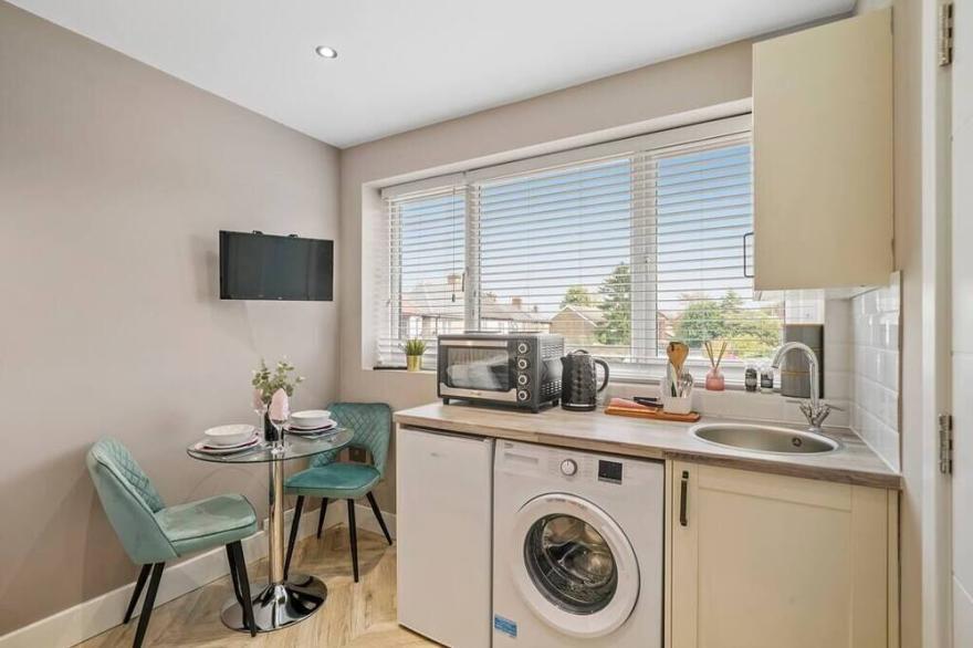 Deluxe Heathrow Studio (Flat 6)