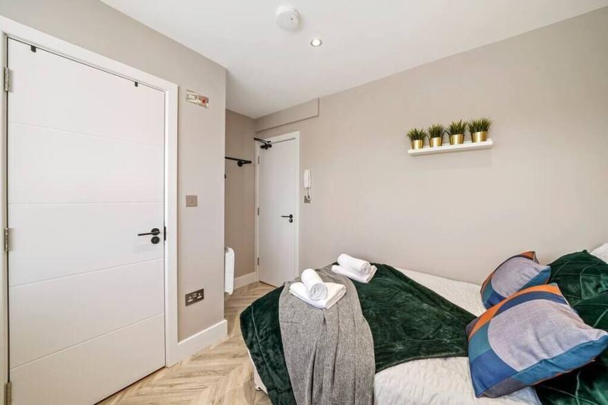 Deluxe Heathrow Studio (Flat 6)