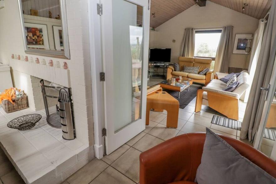 CHARLWOOD, family friendly, character holiday cottage in Kilgetty