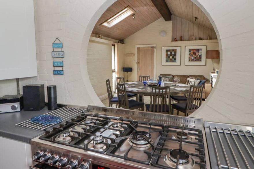 CHARLWOOD, family friendly, character holiday cottage in Kilgetty
