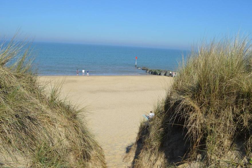 The Old Post Office - Walk to Horsey beach, Horsey Seals & The Norfolk Broads