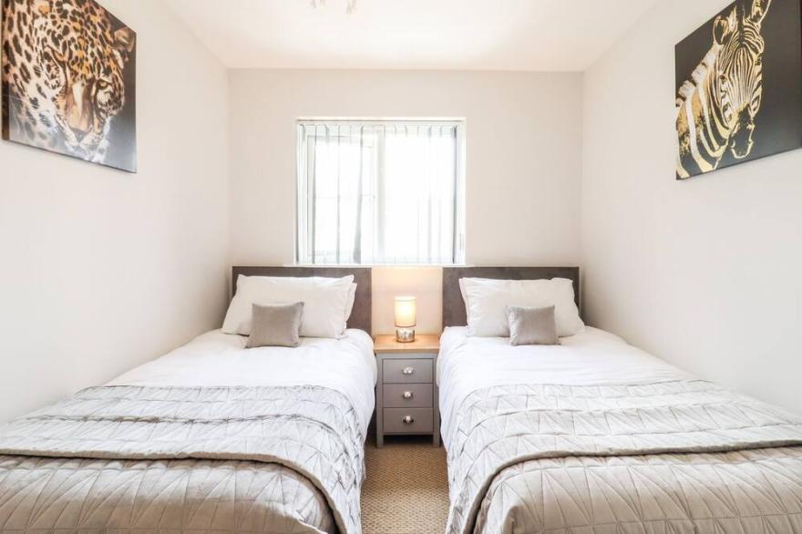 Charming 2 bedroom home with hot tub, WIFI, parking