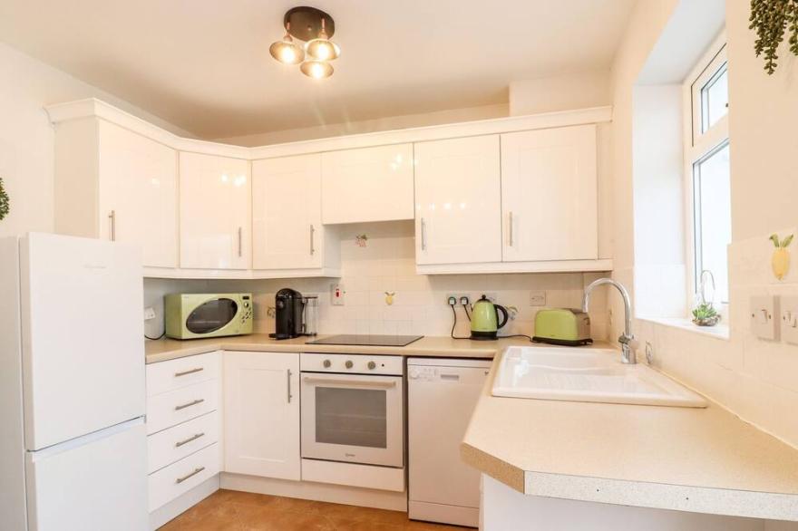 Charming 2 bedroom home with hot tub, WIFI, parking
