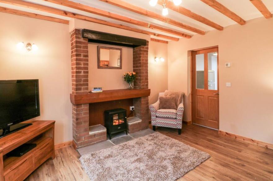 BARNABY COTTAGE, pet friendly, with a garden in Hutton Rudby