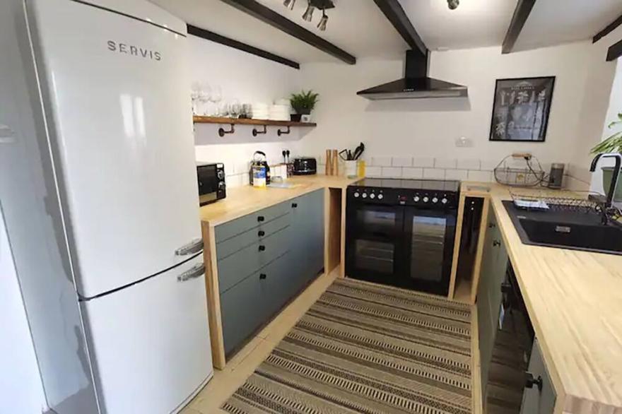 Character cottage in centre of Cornwall with sun trap garden