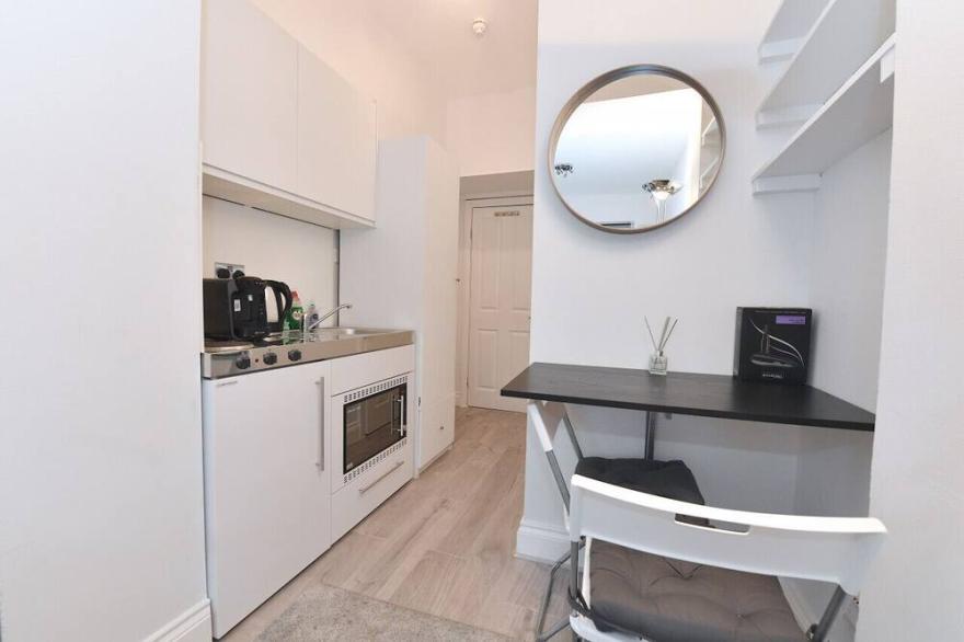 LG 2-3 · London Studios Shepherds Bush near Central Line