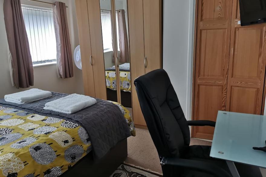 BHX/NEC/JLR/BIRMINGHAM 4 Bedroom 8 Persons House Off Road Parking for 3-4 Cars