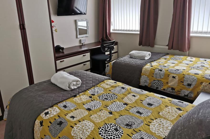 BHX/NEC/JLR/BIRMINGHAM 4 Bedroom 8 Persons House Off Road Parking for 3-4 Cars