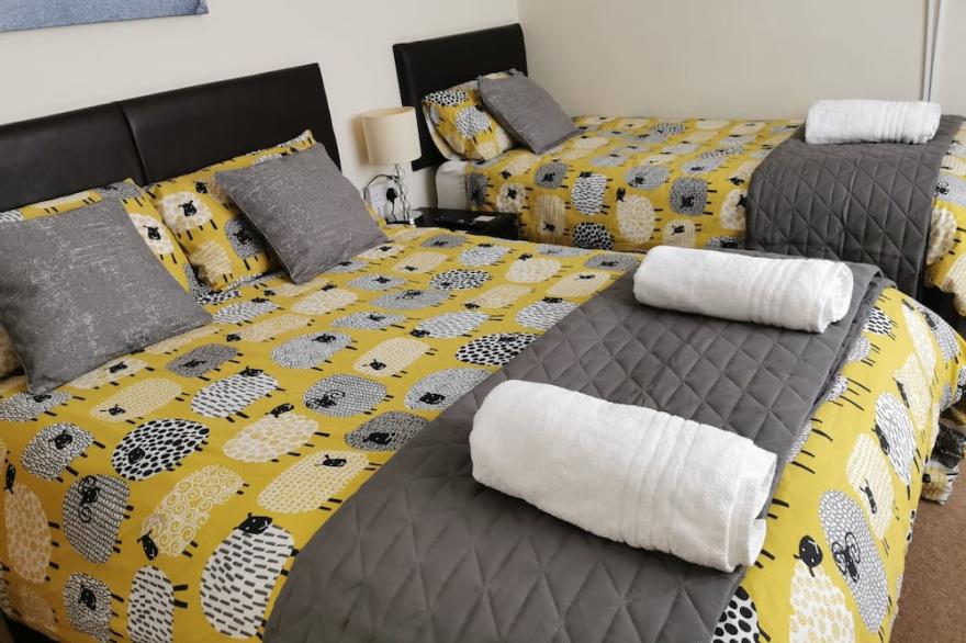 BHX/NEC/JLR/BIRMINGHAM 4 Bedroom 8 Persons House Off Road Parking for 3-4 Cars