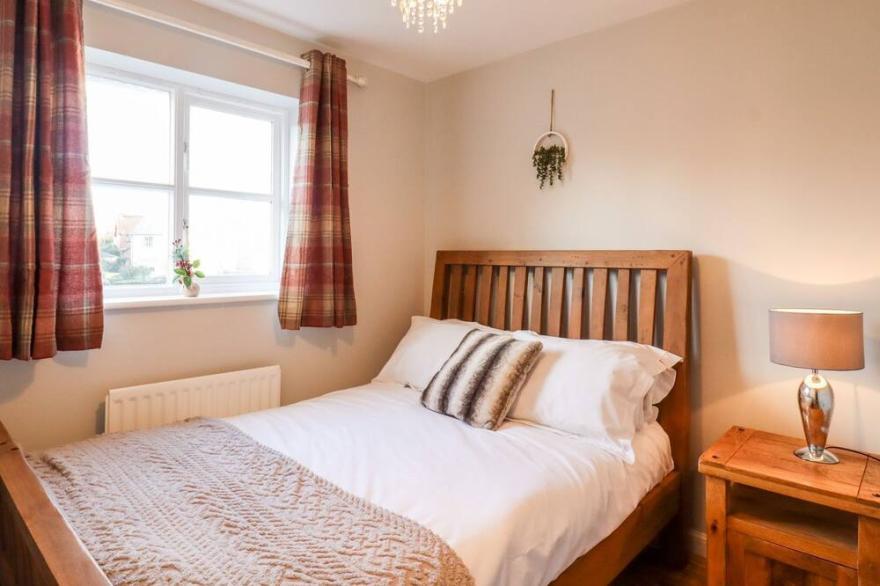 Charming 4 bedroom home with hottub, parking, WIFI