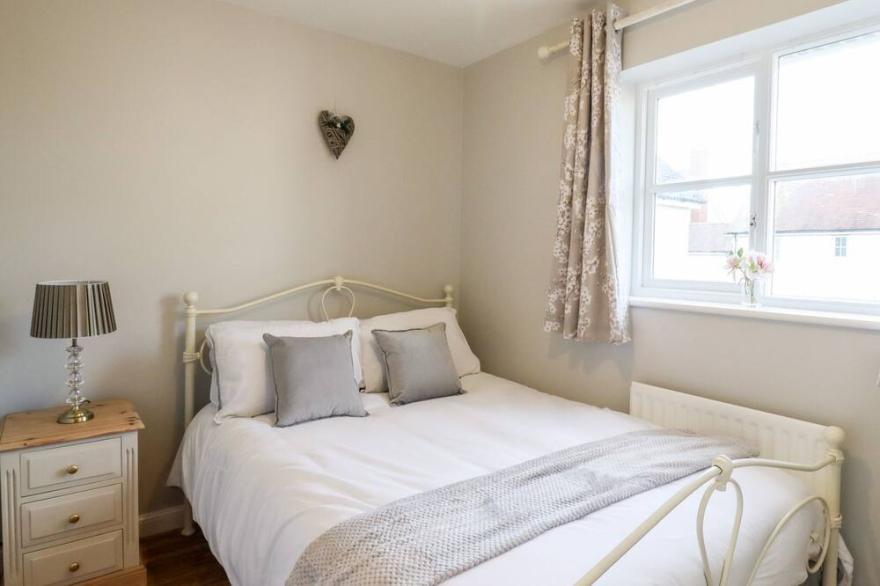 Charming 4 bedroom home with hottub, parking, WIFI