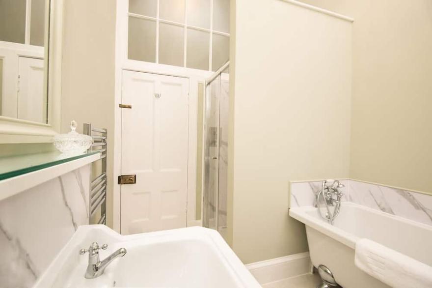 LINEN HOUSE - A sophisticated Grade II listed townhouse apartment