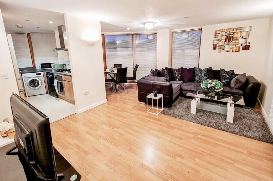 Lovely 2-bedroom Penthouse Apt Free Parking