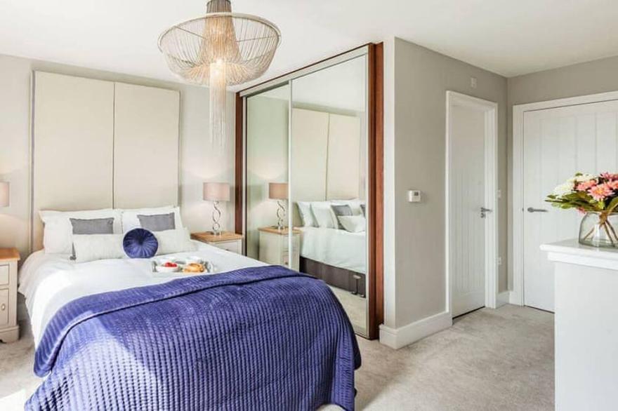 Luxury 5 bedroom home with onsite parking and WIFI