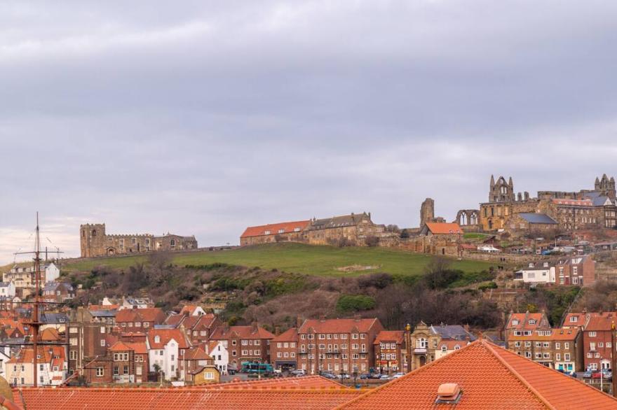 THE VIEW, pet friendly, character holiday cottage in Whitby