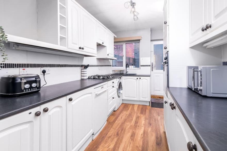 THE VIEW, pet friendly, character holiday cottage in Whitby