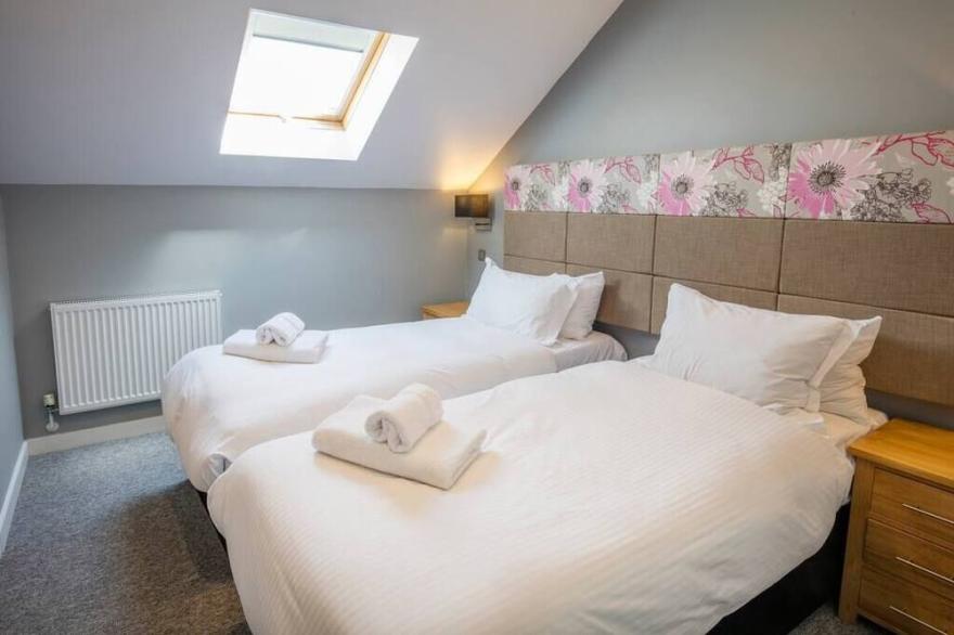 PointBreak Sleeps 12 & hot tub-Great for large groups!