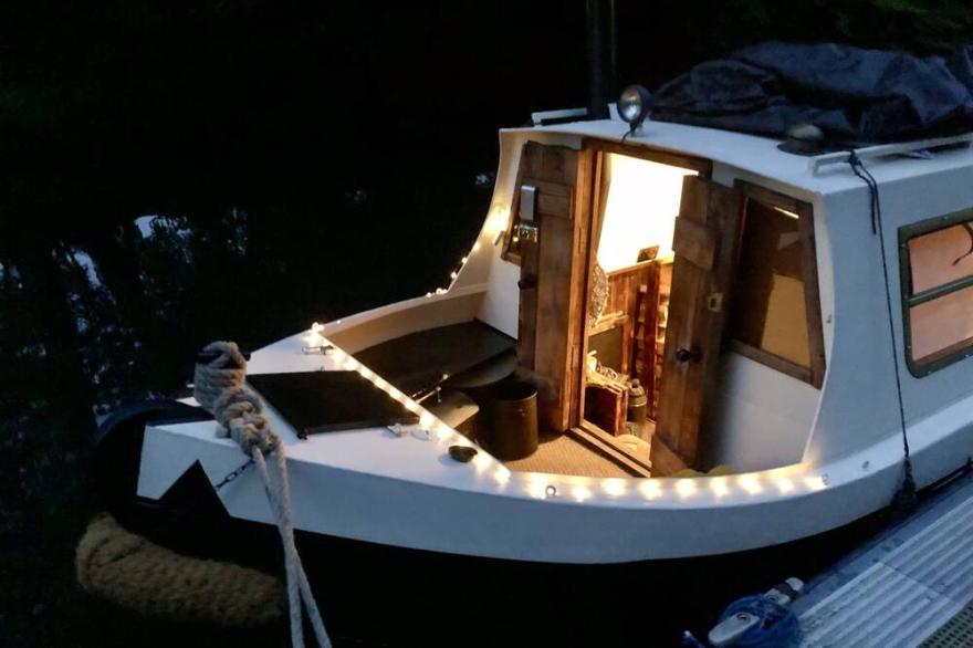 SNUG 30ft NARROWBOAT WITH INDOOR FIREPLACE