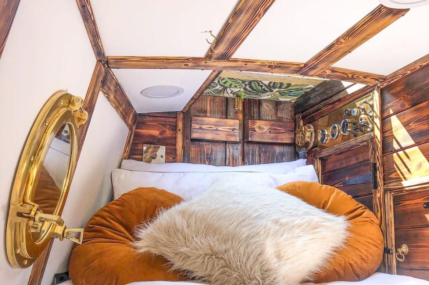 SNUG 30ft NARROWBOAT WITH INDOOR FIREPLACE