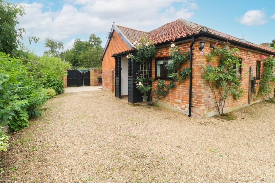 LOWBROOK COTTAGE, pet friendly, with a garden in Dickleburgh