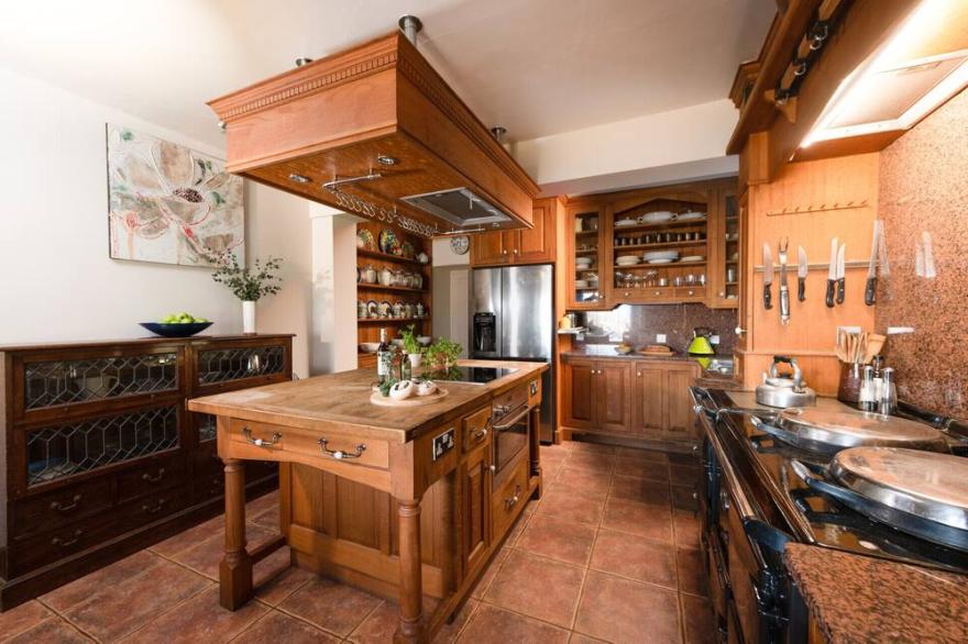 ALTIDO Stunning 6-bed coastal house w/ Garden & Parking
