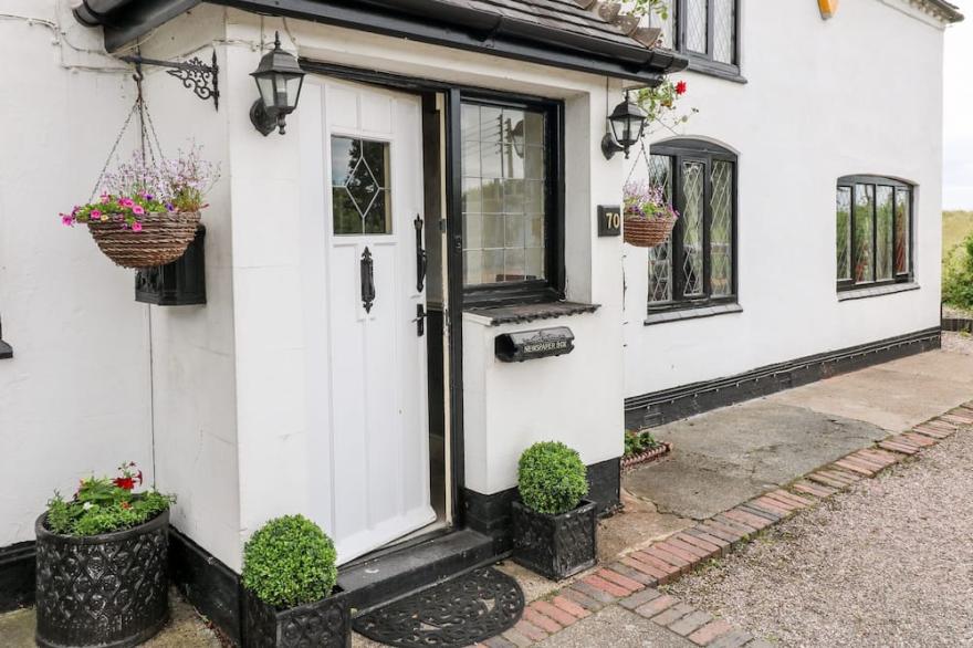 THE WHITE COTTAGE, family friendly, with hot tub in Swadlincote